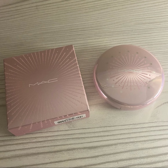 Mac Cosmetics Flare For The Dramatic Highlighter - Picture 3 of 7